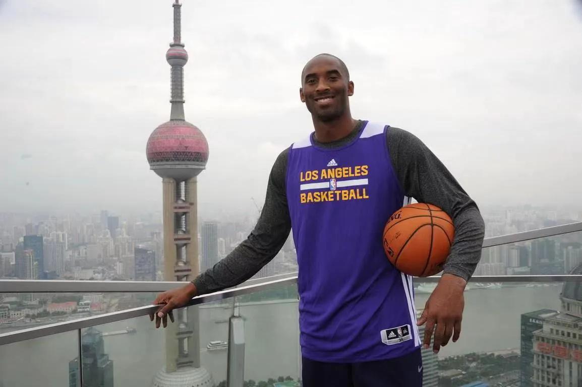 为什么nba球星都喜欢中国行(NBA有那么多球星，为何央视独青睐科比？)