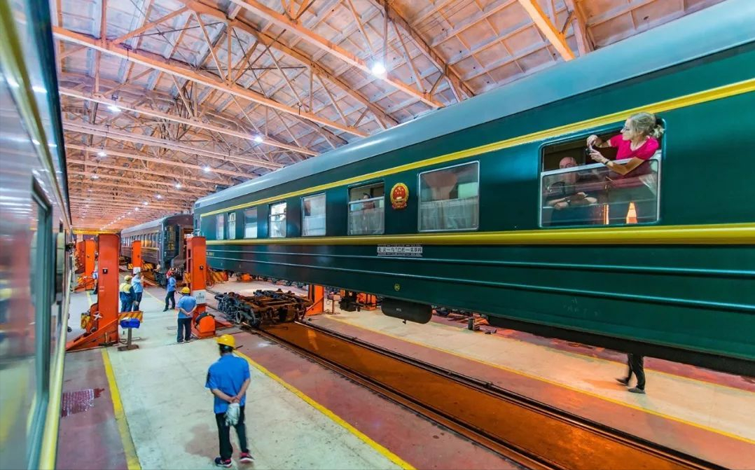 什么是动车(中国火车进入俄罗斯，为何要停5小时才能走？火车换底盘了解一下)