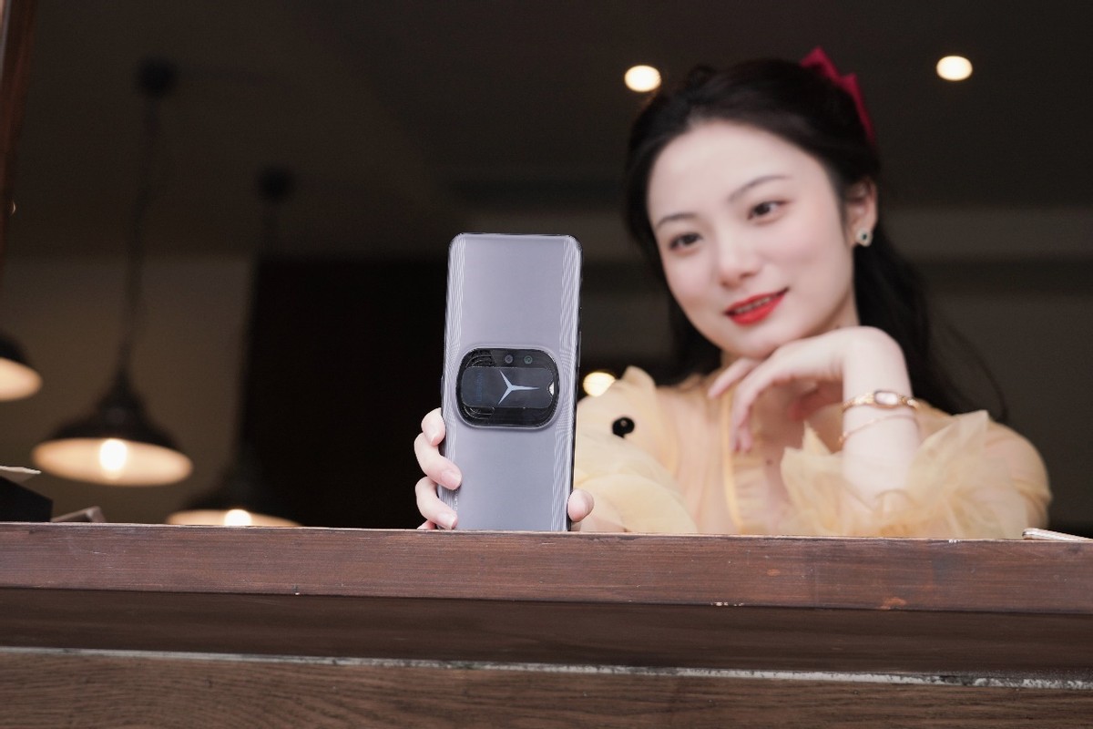 玩游戏这样才快乐，“性能霸王龙”联想拯救者Y90上手实测