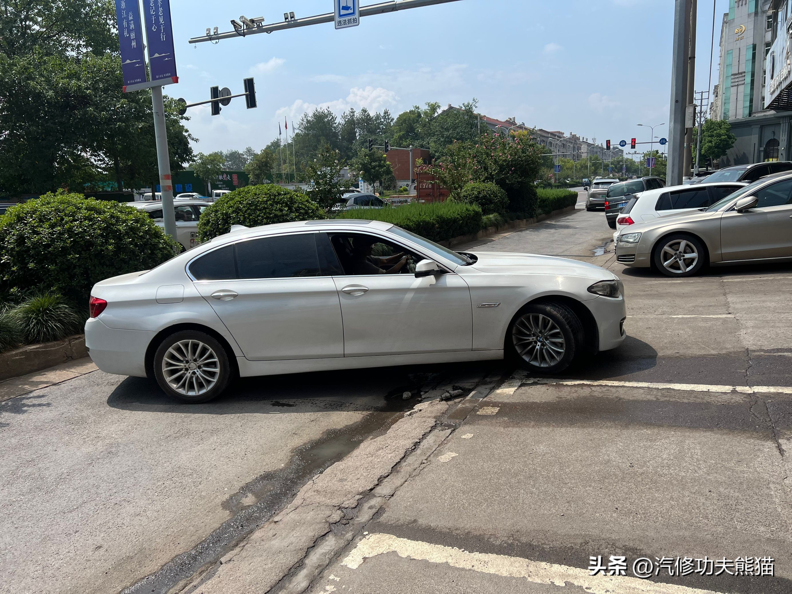 下午拖回来两台2012年的宝马和奥迪A8L，告诉你们豪车怎么省钱修