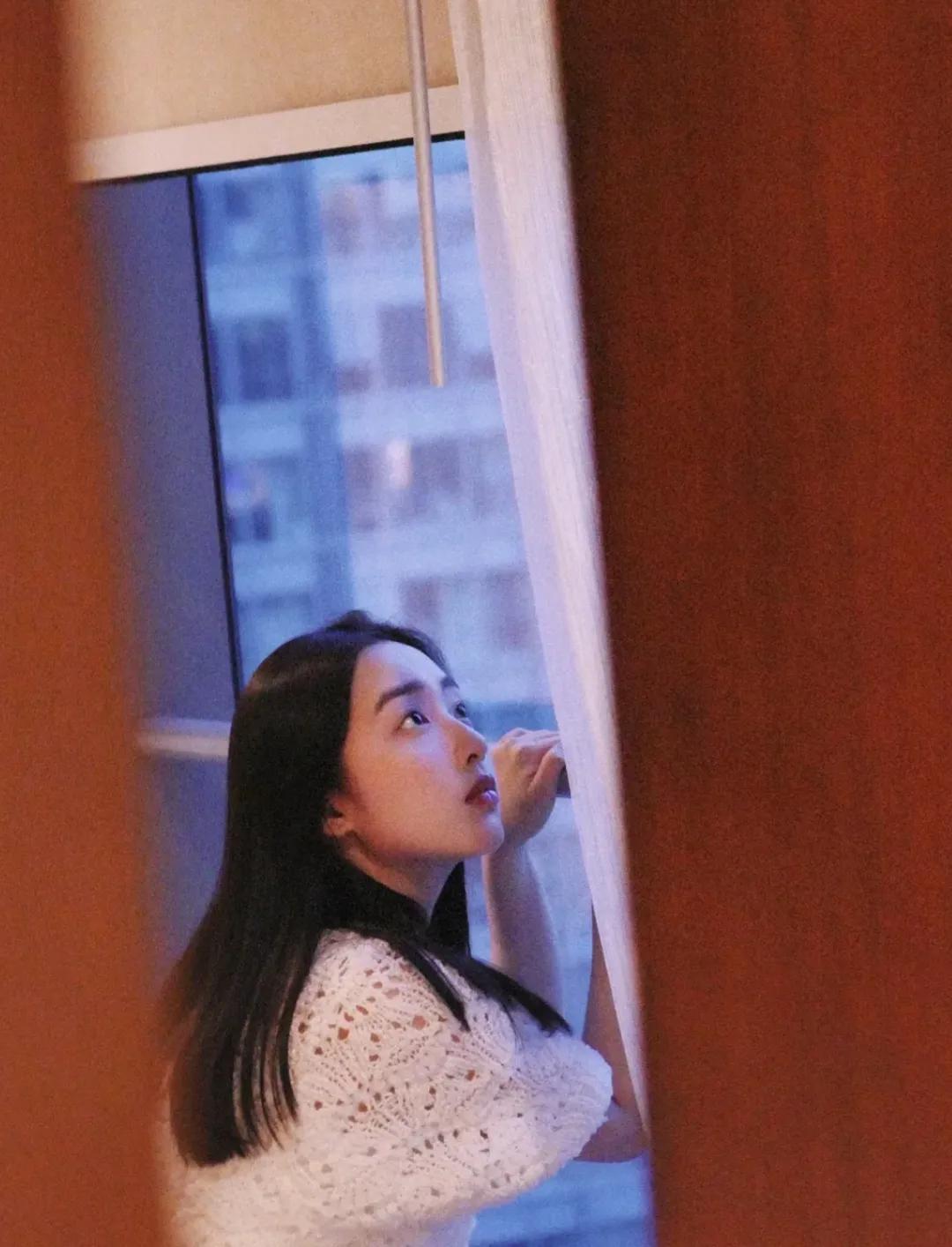 邓恩熙灵动的眼神配黑色直发，萌化人心，静谧少女气息扑面而来