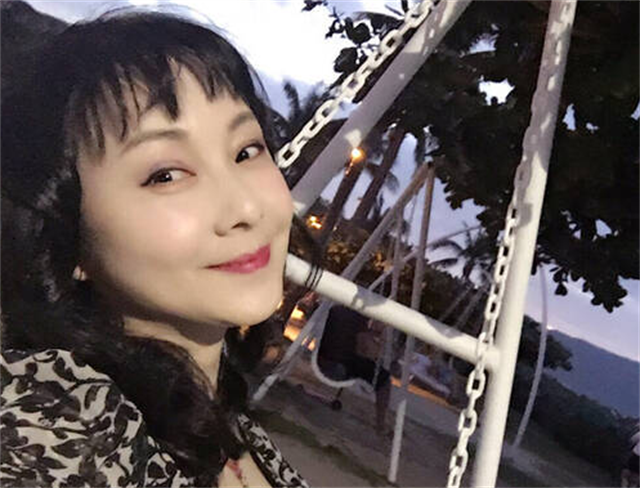 54岁《红楼梦》晴雯近况，替夫还债千万！泪崩自述丈夫死后租房住