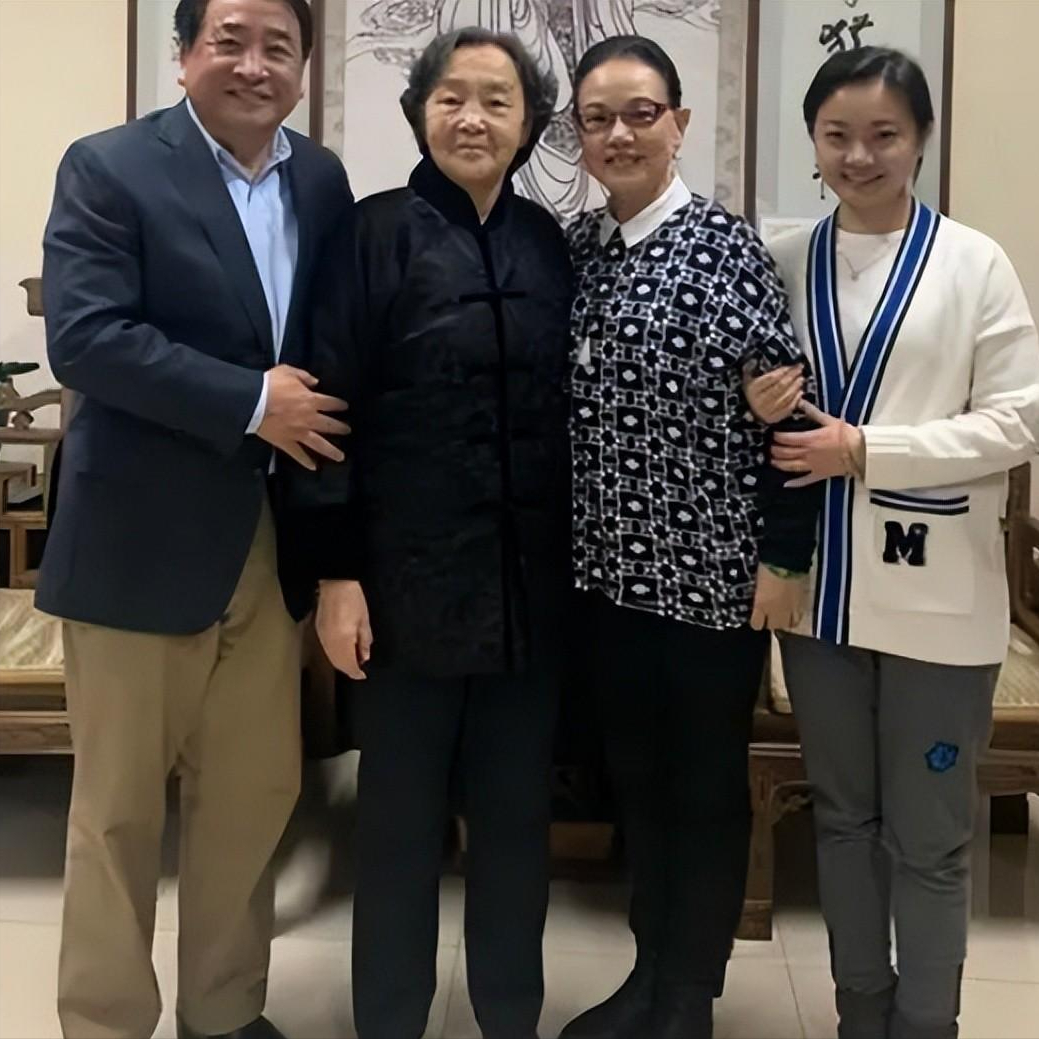 姜昆女儿姜珊:被父亲掐断星梦,因一段相声被内涵,今44岁仍单身