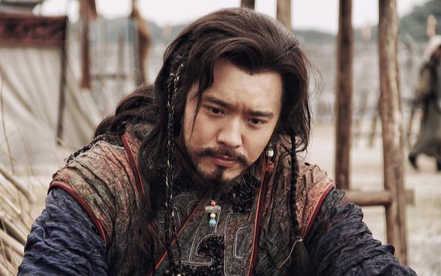 明明长了一张相似脸,一个是大明星一个是"小透明", 差距太大了