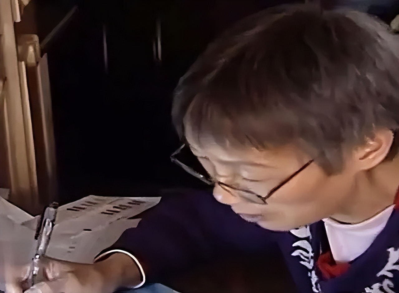 2010年36岁儿子不结婚，56岁母亲为传宗接代，直接自己生下双胞胎