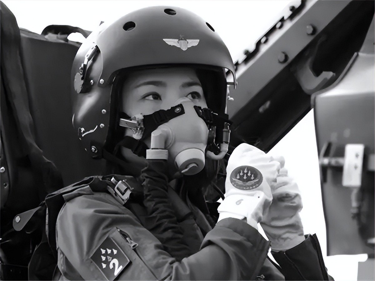 2016年首批歼击机女飞行员余旭，跳伞时因撞到僚机副翼，不幸牺牲