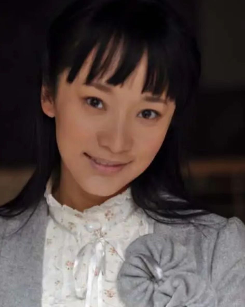 陈怡是《雪豹》的女主角,她和周卫国是高中时候的同学,不过周卫国为了