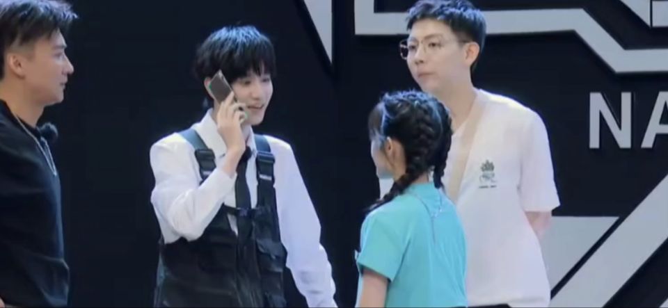恋与偶像第二季在线观看(不是恋综也有cp磕？笨蛋美女和年下奶狗，尹浩宇孟子义甜疯了？)