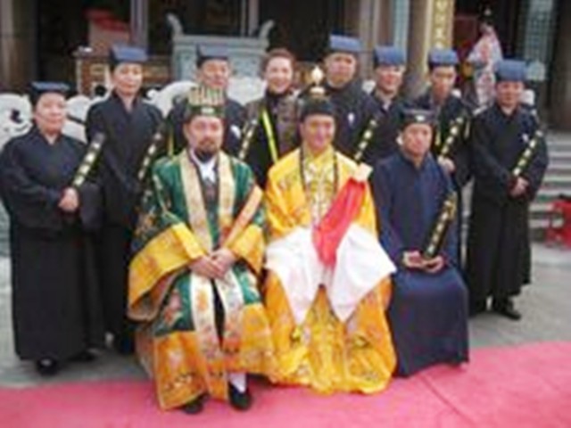 60年代末，最后一任张天师撒手人寰后继无人，接班乱象频出