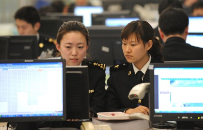 网传公务员薪资将要调整，年终奖或将停发？有关部门的回应引关注