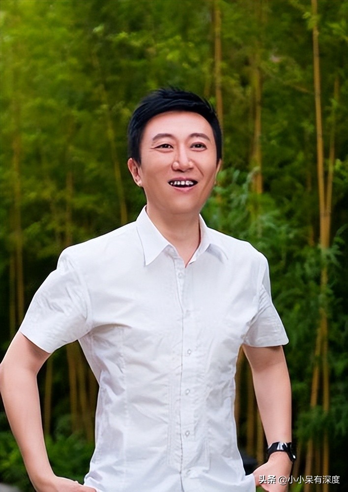 央视主持人陈伟鸿他今年55岁了老婆大人长相优雅端庄十分贤惠