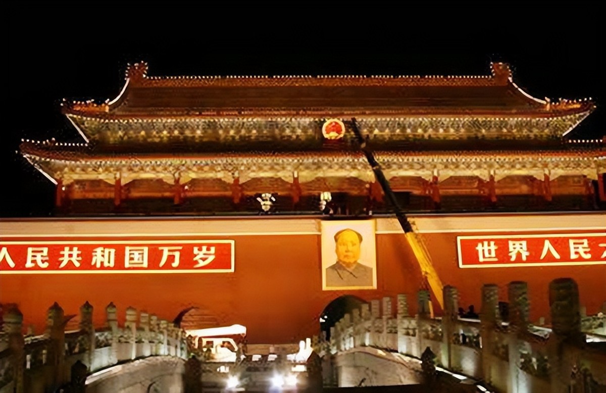 2022年庆祝国庆节图片(天安门除了毛主席画像，还悬挂着国徽，2019年曾发生过变化)
