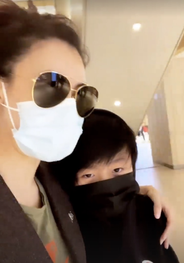 张柏芝陪次子打排球，自夸比他厉害，小Q身姿矫健越来越像哥哥