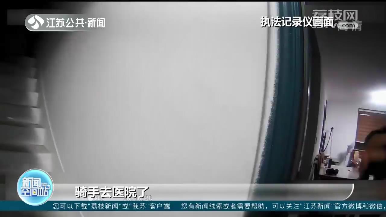 外卖小哥遇车祸 无锡一交警帮忙外卖让其抓紧就医