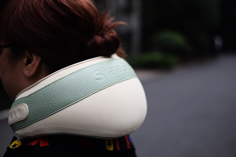 按摩热敷 舒适解疲 siaasoo象术颈椎按摩器