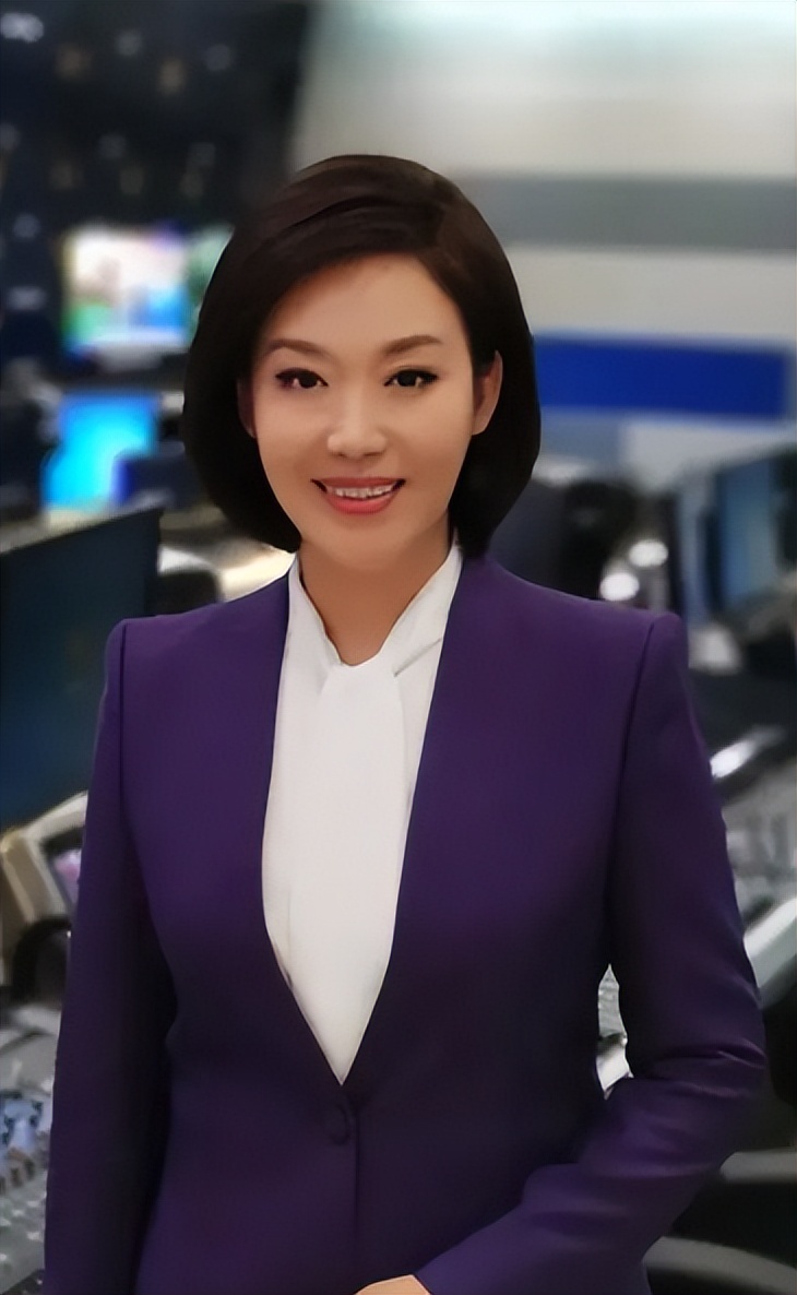当中,在2020年,已经43岁的郑丽终于得到了认可成为了《新闻联播》主持