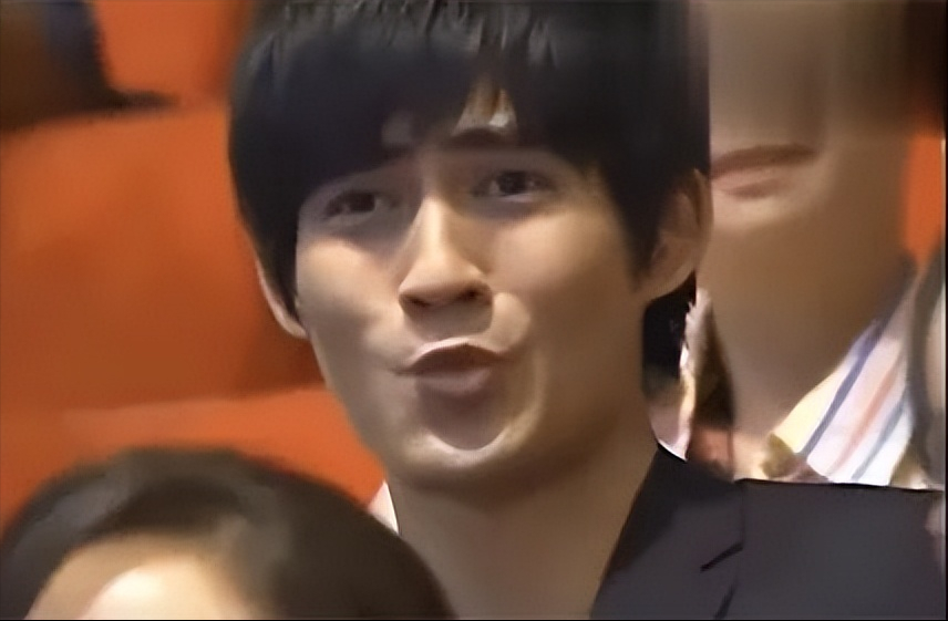 娱乐圈最精彩的戏，都在明星的微表情里，那信息量太大，我不能笑