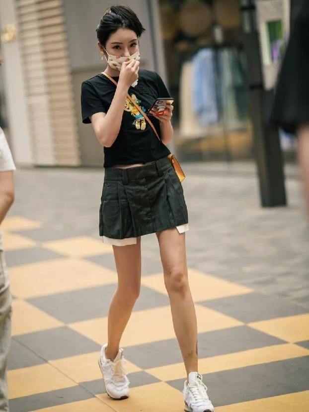 北京短裙街拍分享(北京短裙街拍分享，简简单单的搭配方式，不高贵却更清爽)