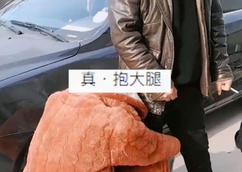 “掏不掏嘛”，儿媳妇为买电动车抱公公大腿撒娇，公公一脸宠溺