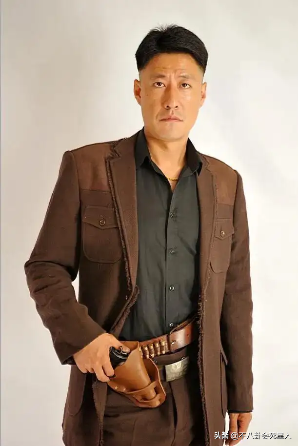 厚嘴唇、大鼻孔、长方脸，这7位男星看似很帅，实则奇怪