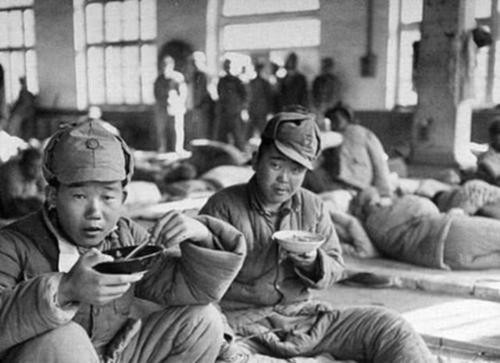 吃得不如狗？我军管饱，国军饥饿，待遇差距竟然这样大？