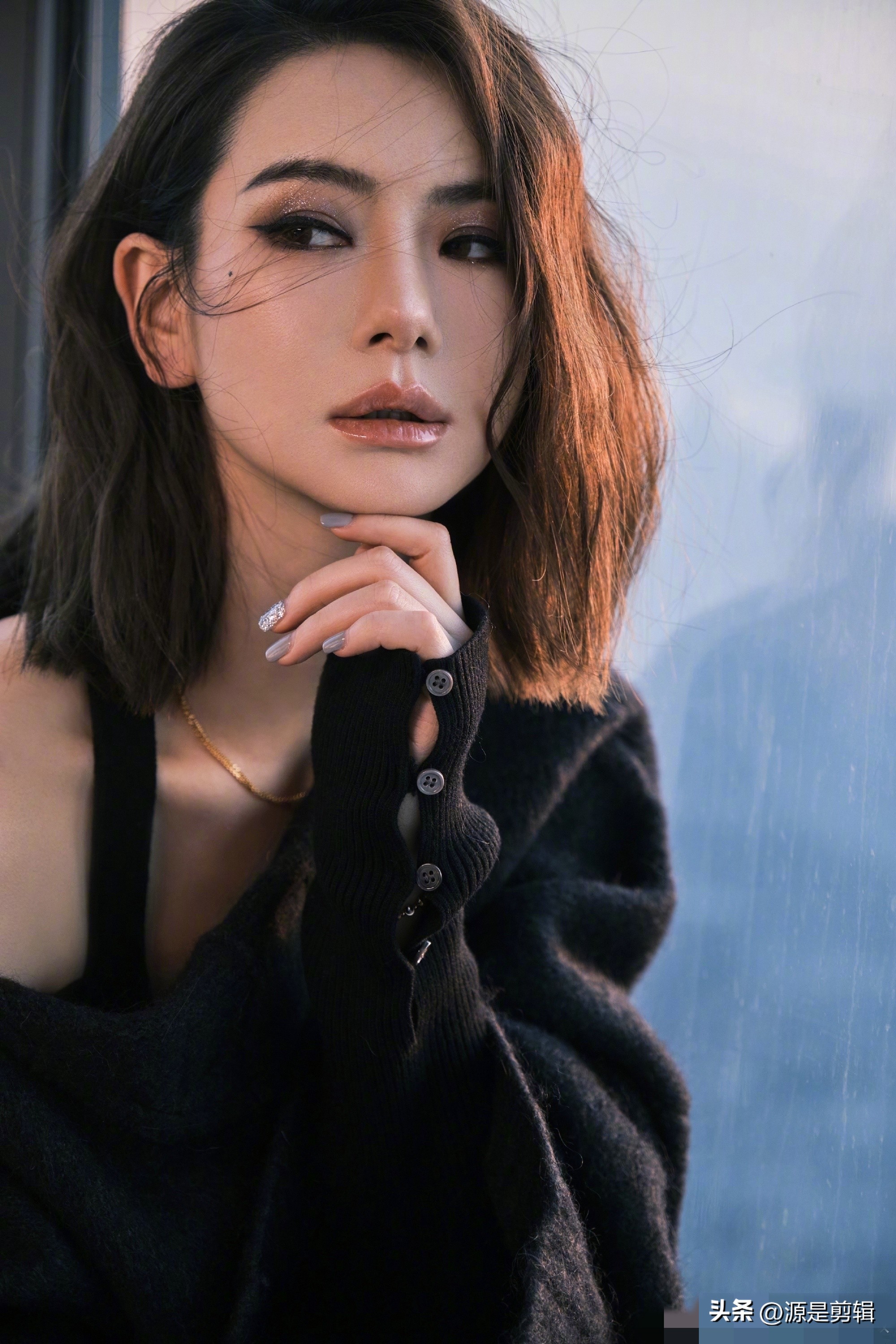 戚薇一身黑色长裙性感迷人