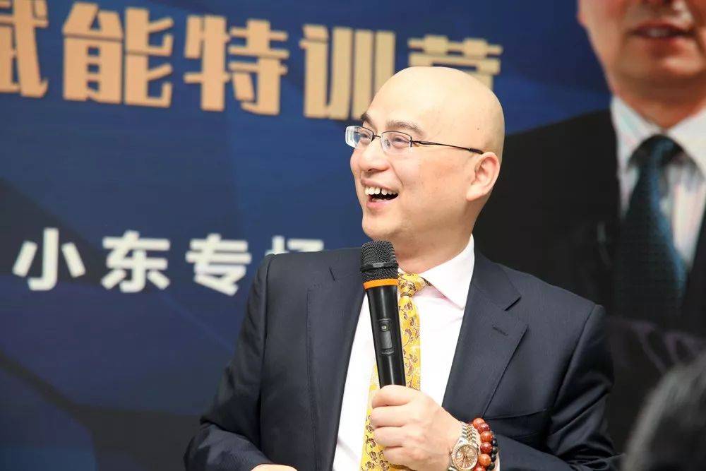 奥迪Q7广告解析：新能源汽车为何偏爱户外媒体投放
