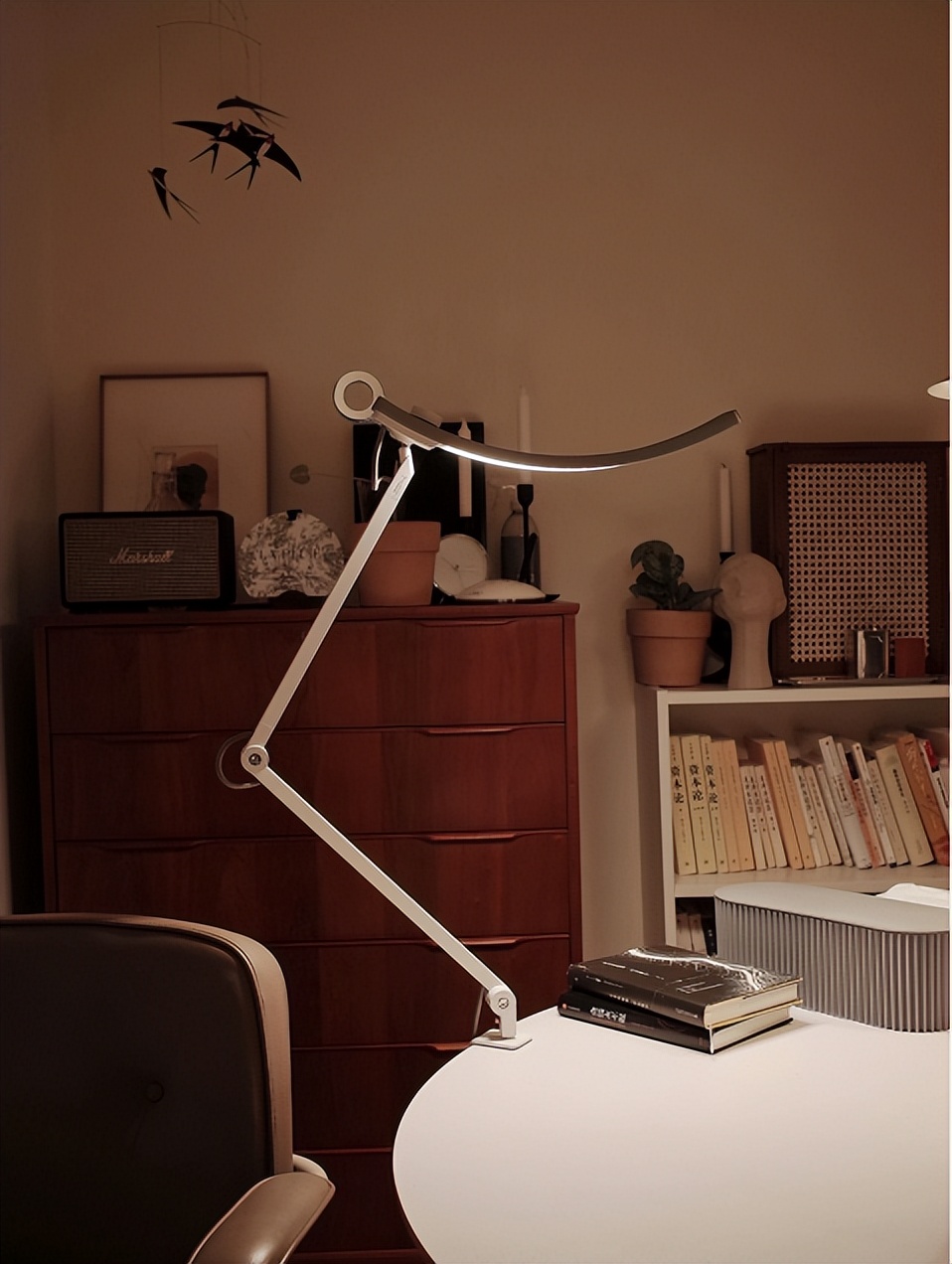 一盏可落地可桌立的多功能台灯，满足你的多样化阅读需求