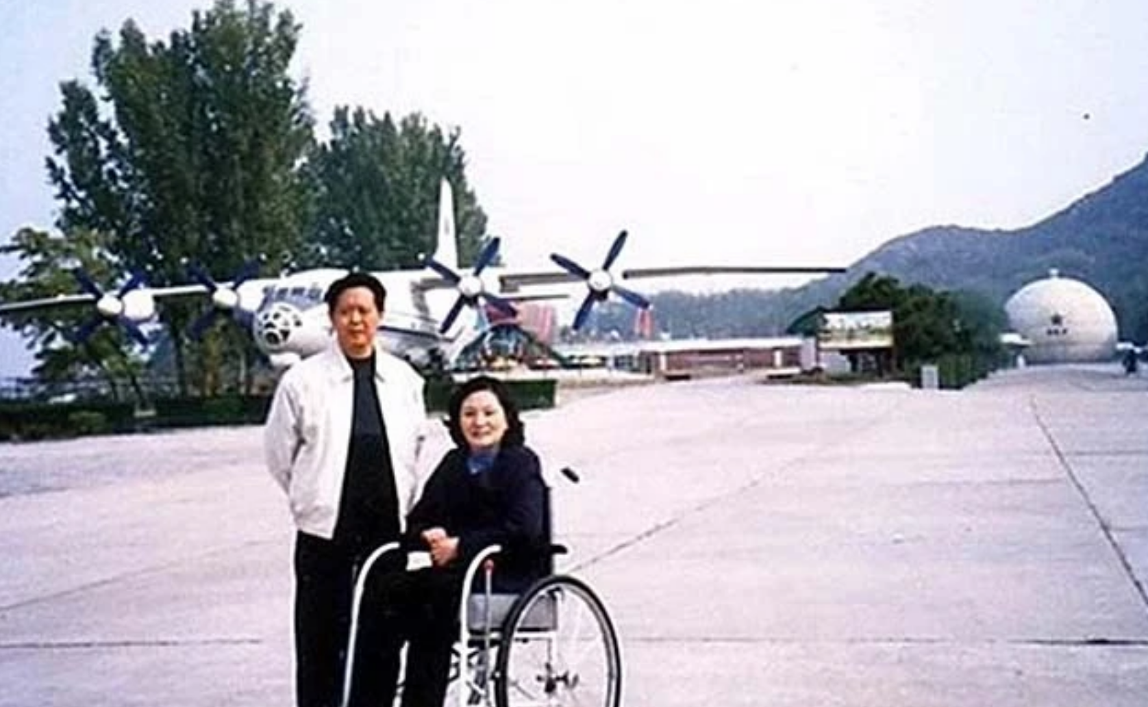 痴守瘫痪妻41年，丈夫收到女孩来信：我愿意嫁你，一起照顾你妻子