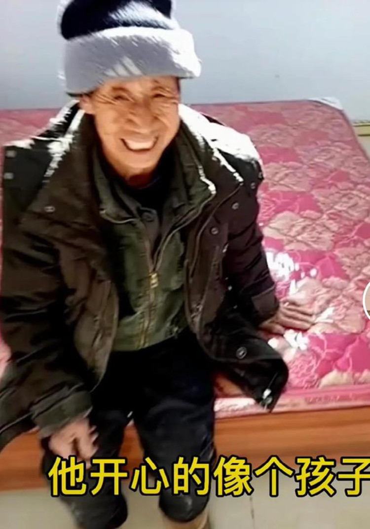 女婴被50岁老汉捡到，24年后身价千万，如今卖公司陪着养父去旅游