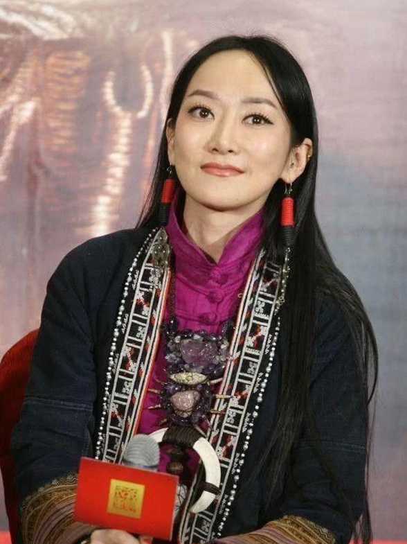 萨顶顶假唱转话筒事件 韩红评价萨顶顶唱功-沈阳老侃