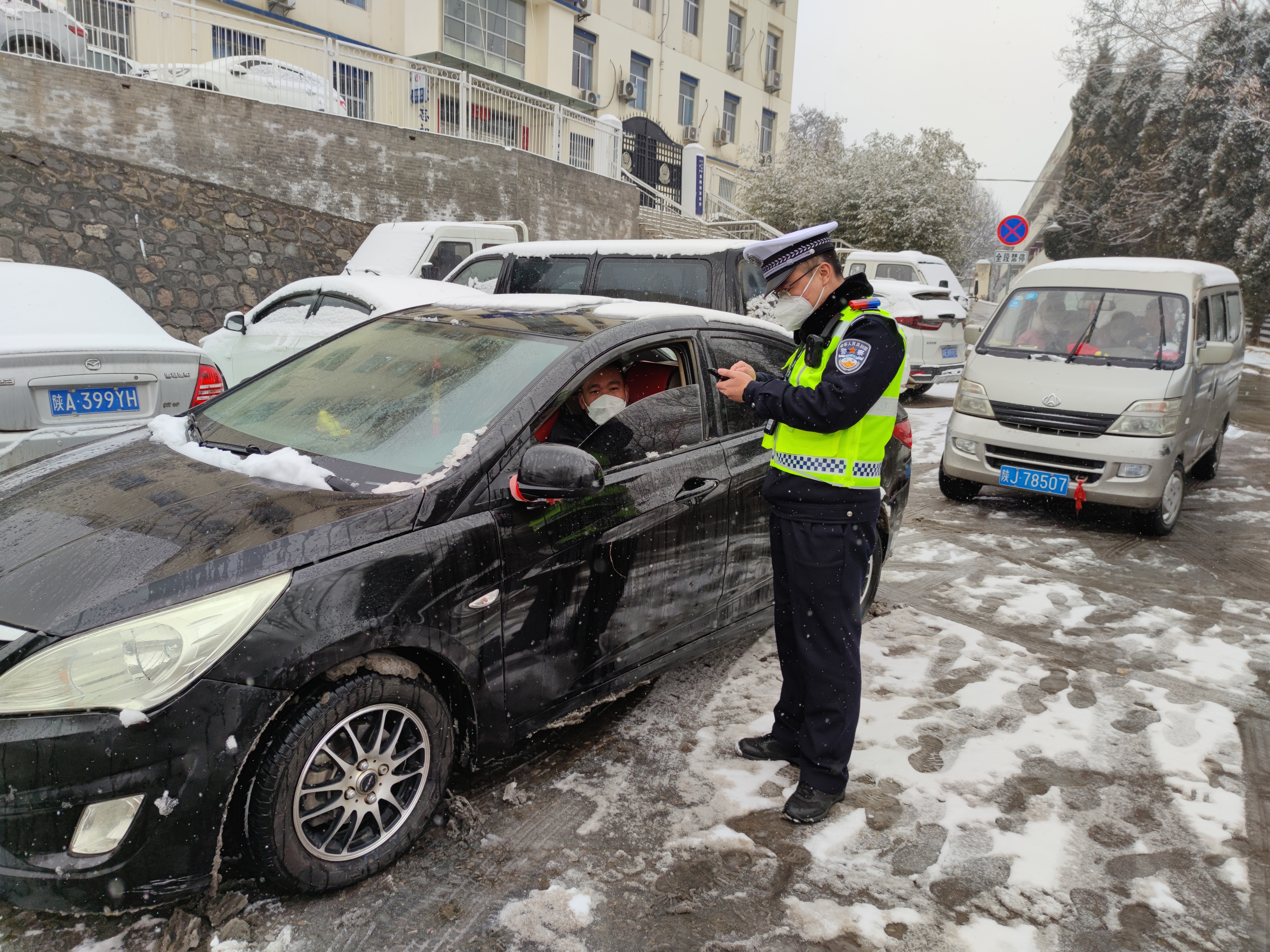 风雪春运路 延安铁警伴您同行