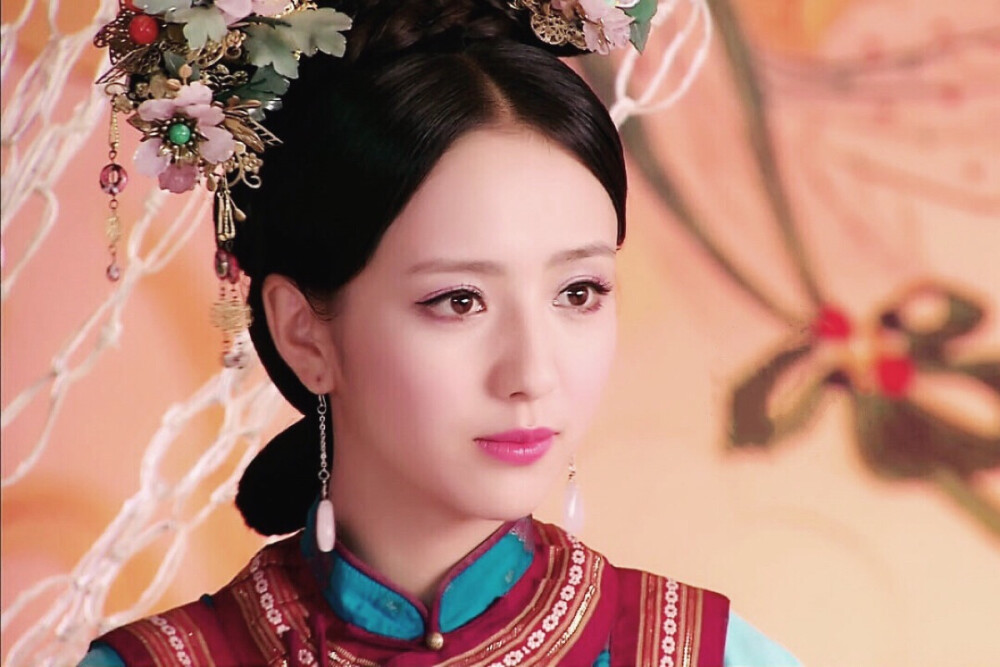 佟丽娅饰演的“年妃”，比蒋欣在《甄嬛传》里华妃更让人心疼