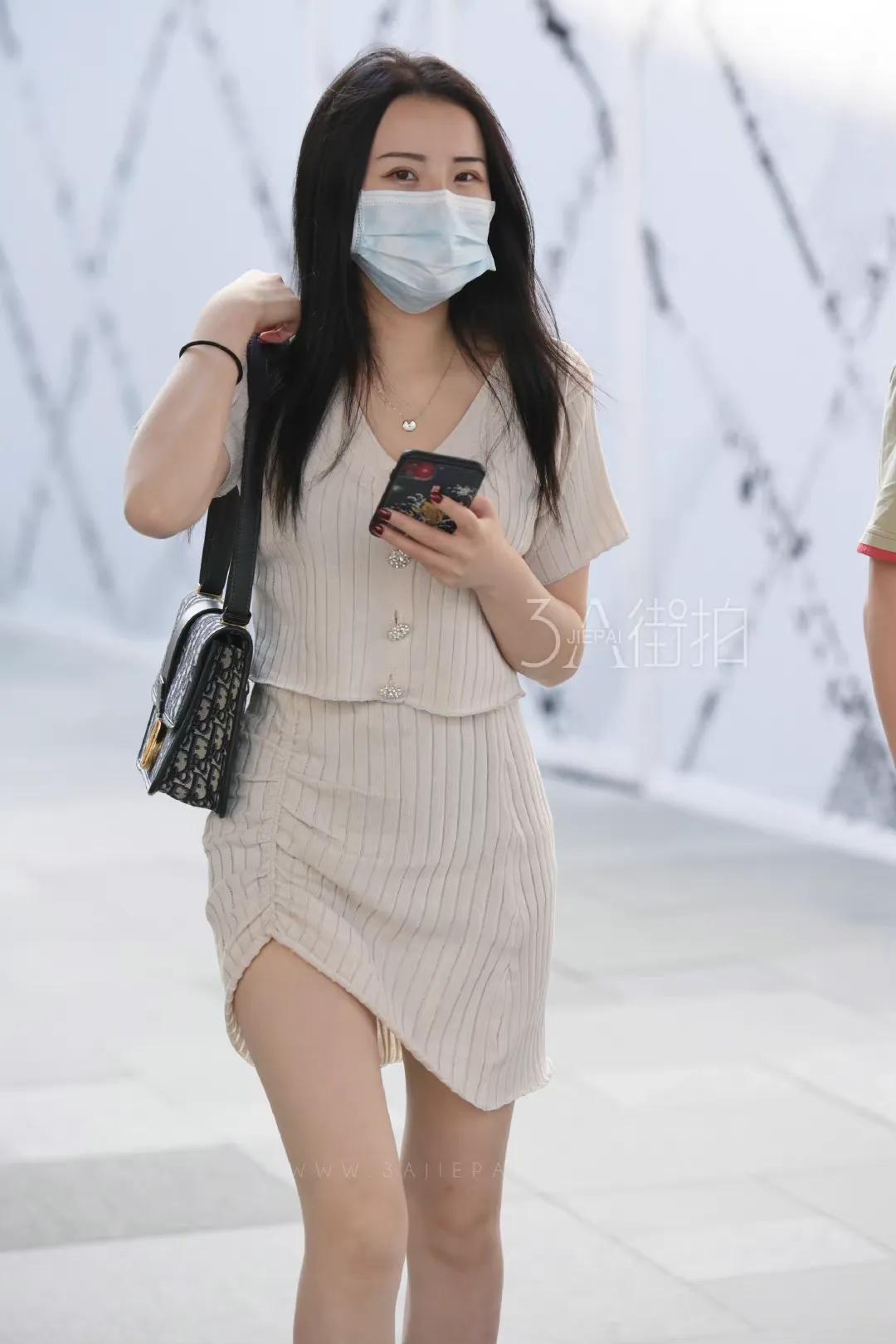 穿搭美图｜街拍水晶高跟鞋搭配米色裙套装的高挑气质御姐