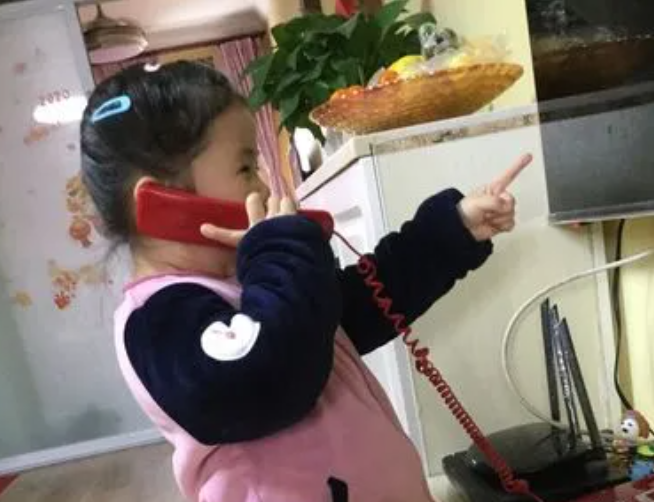 “充电器一拔，再见又一年”，夫妻撇娃偷偷离家，网友：太狠心