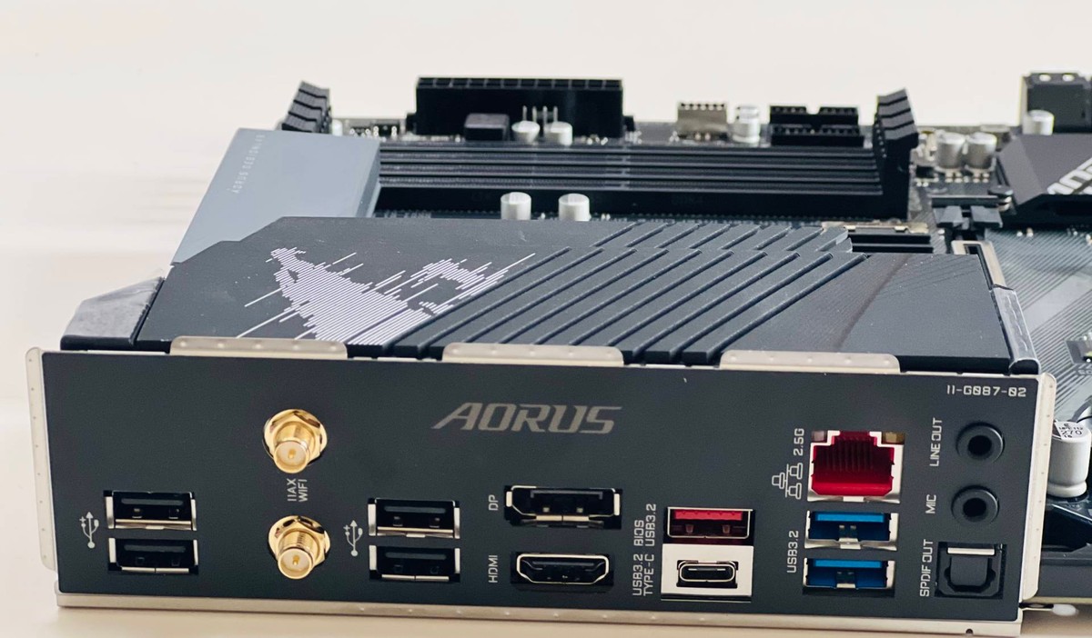 技嘉小雕B660M电竞主板开箱，供电出众散热强