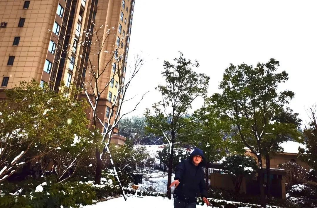 一场大雪一场欢，打雪仗、堆雪人，像小孩子一样激动兴奋