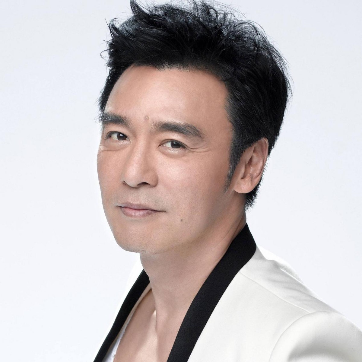 恬妞：有两段刻骨铭心的爱，今64岁仍然单身，35岁女儿成她烦恼