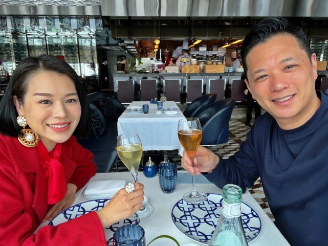 幸福爆表！胡杏儿晒一家五口为老公庆生，李乘德获妻儿献吻超满足