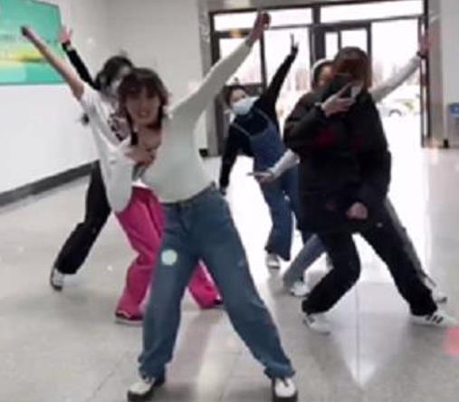 当代大学生封校日常，玩得不亦乐乎，网友：“秀儿”是你吗？