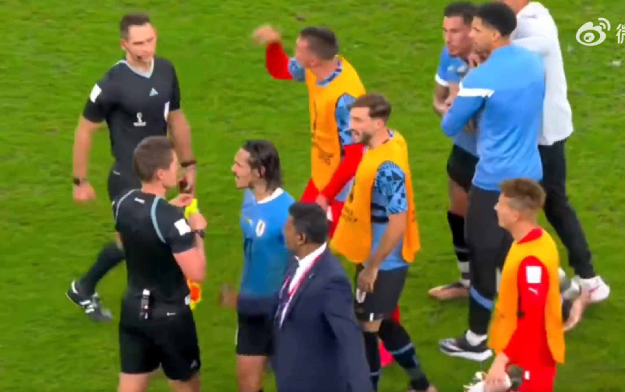 乌拉圭德国世界杯（黑哨！德国裁判补时拒判卡瓦尼出线点球，乌拉圭赛后围攻裁判讨说法）