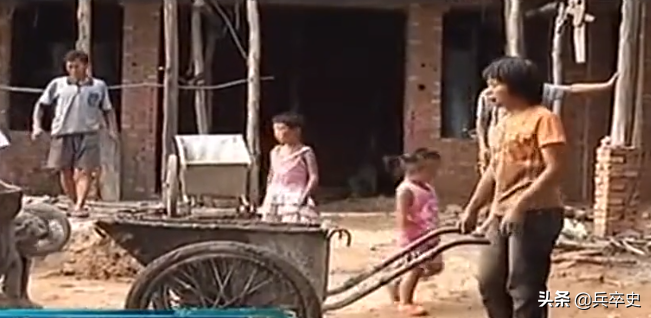 2010年，河南18岁少女“工地”搬水泥赚学费，家里穷的盐都买不起