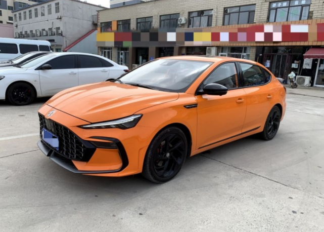 马自达6搭载2.0L自然吸气发动机，综合油耗仅为6.5L/100km，百公里油耗12L，燃油经济性表现出色。