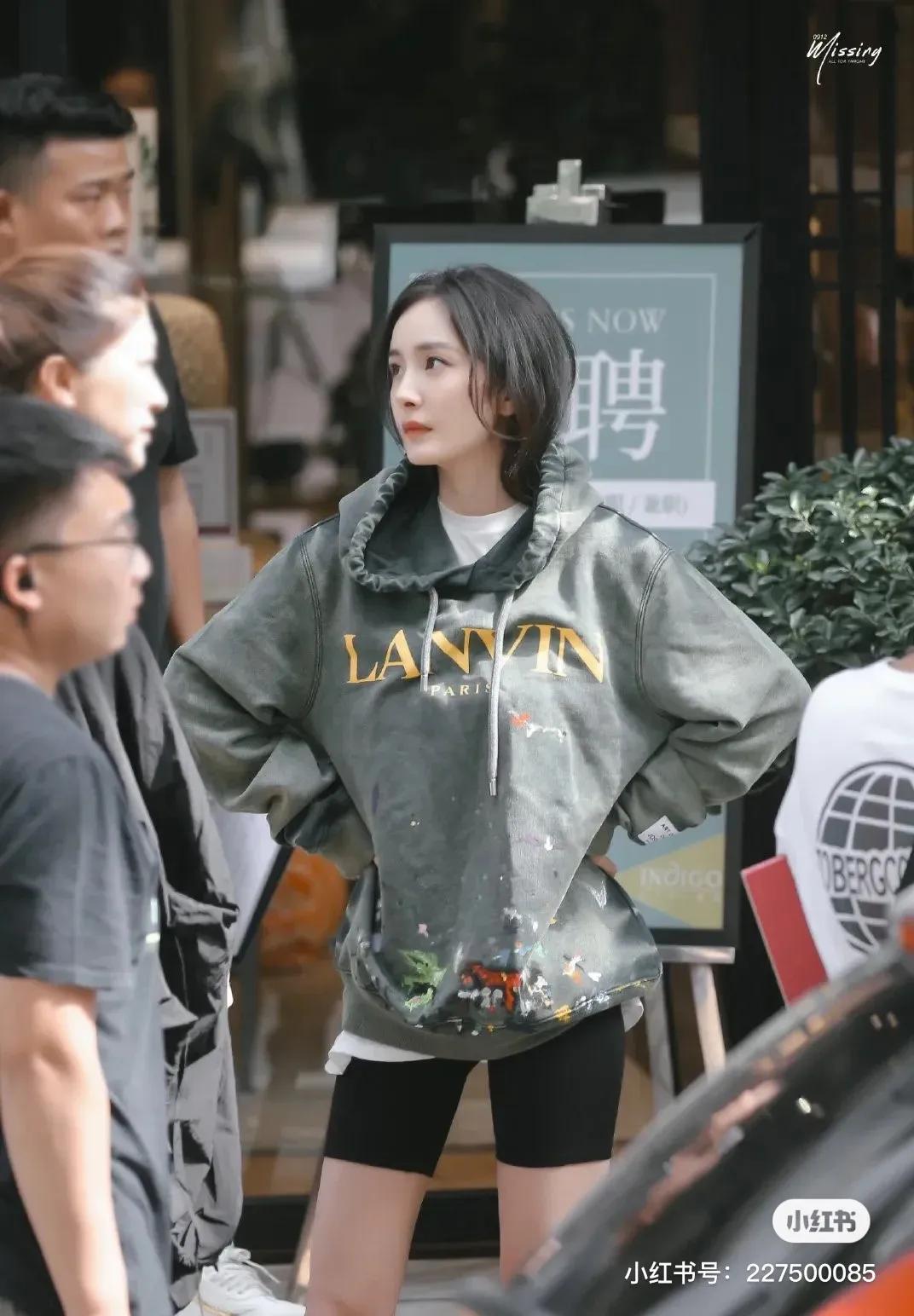 私服穿搭很前端的杨幂