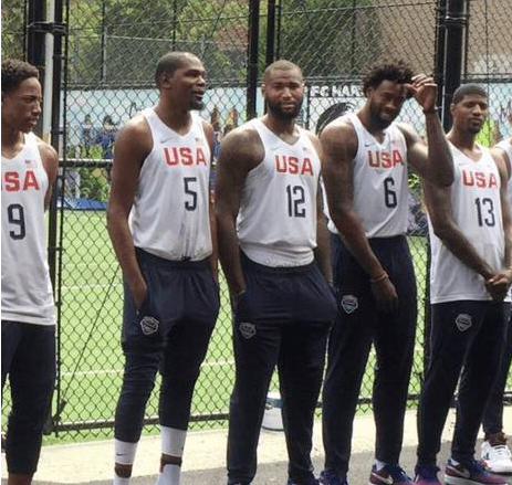 nba球星身高哪些是虛的</h2>

<p>　　杜蘭特說自己只有2米08，最開始相信的人還不少，但是看了照片才知道被騙了。杜蘭特至少2米1，因為他跟小喬丹和考神這樣的內(nèi)線合影，明顯還高了一頭。那兩位都是2米08保底，杜蘭特還高一頭，說他2米1真的不夸張。</p>

<p>　　<img alt=