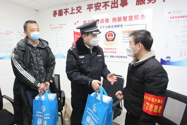 �����й����־ٰ조����һ�� ƽ�����ꡱ����ů��