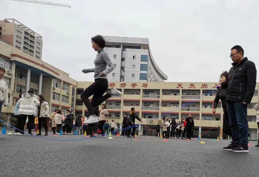 阆中白塔小学教职工趣味运动会!动起来(图3)