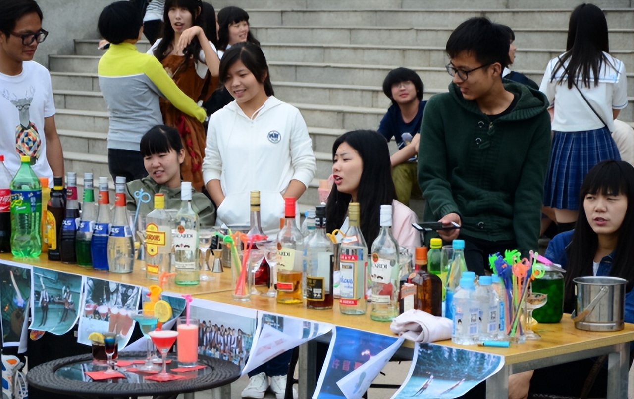 大学生月均生活费等级出炉，末位的同学属实拮据，都不敢找对象了