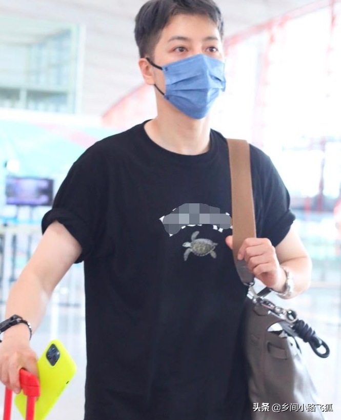 徐海乔低调现身首都机场 穿黑色T恤搭休闲长裤显随性