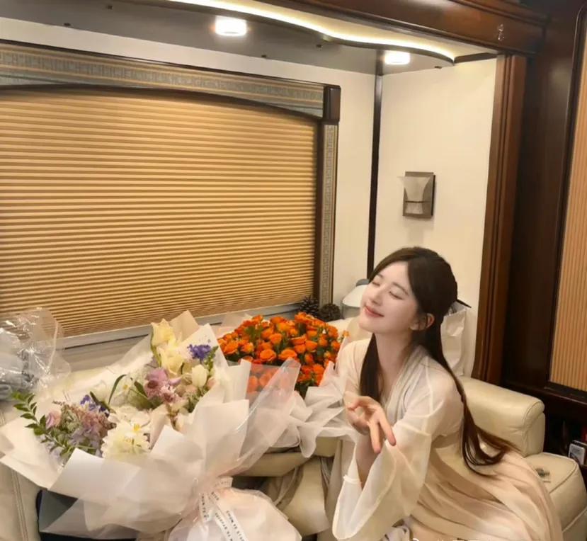 赵露思的汉服照好温柔啊！长相甜美可人气质温柔大气